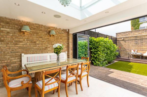 An idyllic luxury house in lively London